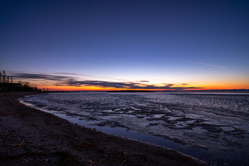 Fototapeta na wymiar Abendstimmung am gefrorenen See