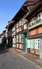 Fototapeta na wymiar Straße mit Kopfsteinpflaster und wunderschönen Fachwerkhäusern in der Altstadt von Wernigerode
