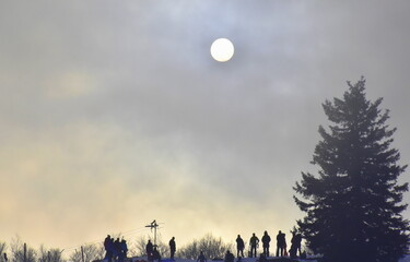 Menschen auf dem Kandelgipfel bei Nebel