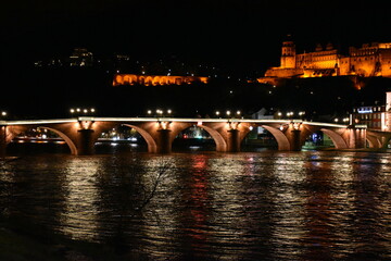 Alte Brücke und Schloss Heidelberg bei Nacht © christiane65