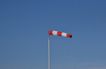 Windhose vor blauem Himmel