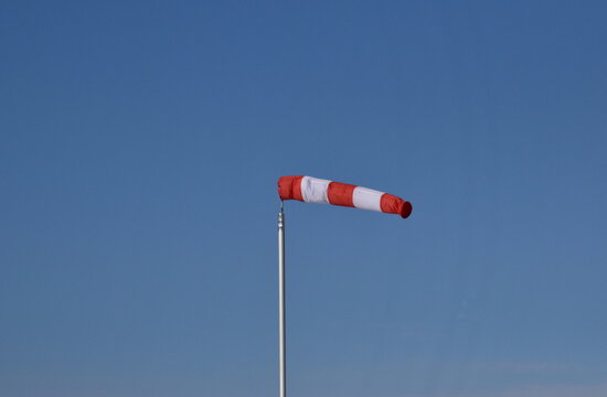 Windhose vor blauem Himmel