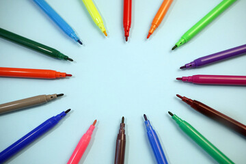 Naklejka premium many colorful markers facing the center on blue, good template for your creative idea, copy space