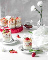 Obraz na płótnie Canvas cake with strawberries puding, Magnolia