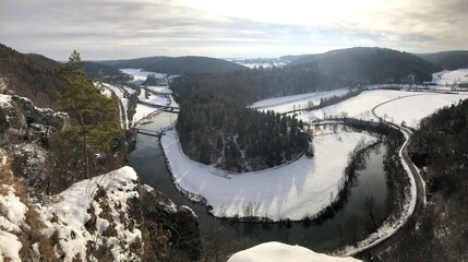 Obraz premium Paisaje de río e invierno en el Danubio