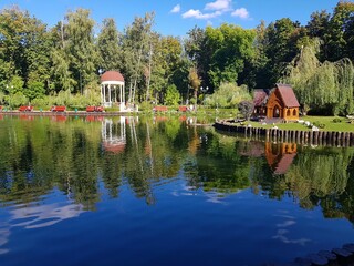 Obraz premium house on the lake in a park