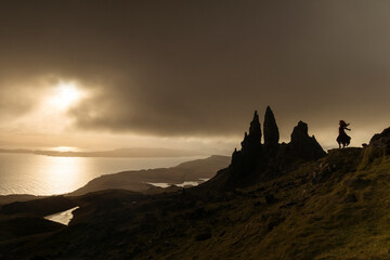 Obraz premium Landscape view at sunset with colourful clouds of Old Man of Storr rock formation, Scotland, United Kingdom.