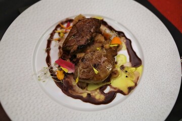 Escalope de foie gras de canard poêlé dans une assiette blanche, ville de Lyon, France