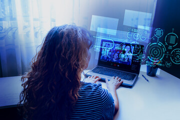 Mujer en una videollamada, utilizando tecnologia de holograma