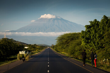 Een weg met Mount Meru op de achtergrond, Tanzania.