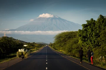 Fotobehang Kilimanjaro Een weg met Mount Meru op de achtergrond, Tanzania.