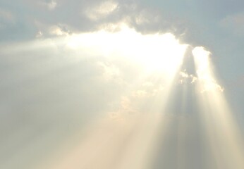 神様が降臨したような雲の隙間からもれる神々しい光 