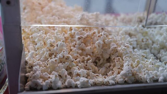 Palomitas de ma&iacute;z, toma detalle de comida rapida para el cine.