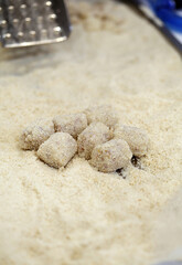 mini croquetas rebozadas con pan rayado preparadas para freír