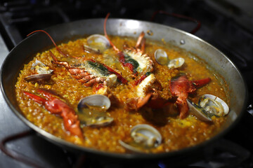 paella tradicional de marisco con bogavante en la paellera