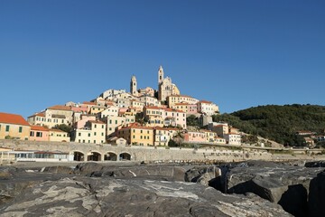 Fototapeta premium Vue de la ville médiévale cité de Cervo , sur la côte ligure en Italie