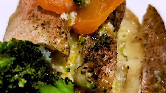 baked red snapper with broccoli and carrots