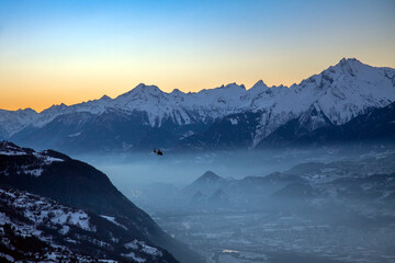 Hélicoptère en mission nocturne dans les Alpes