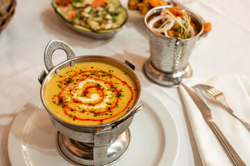 mixture of spices that is used in Europe, it is a derivation of the Madras Masala, it is softer and of an intense yellow color