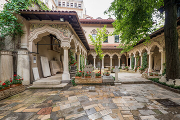 Naklejka premium Courtyard of museum dwelling in the center of Bucharest with peristyle of ogee arches