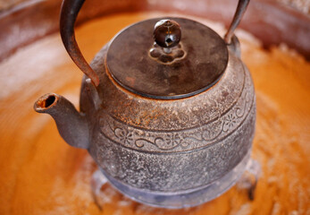 火にくべられる鉄瓶 