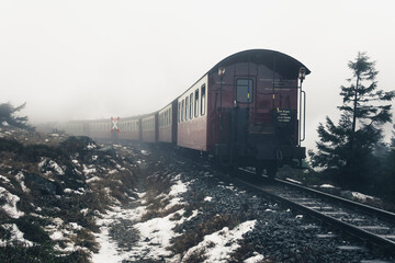 Fototapeta premium Fahrt zum Brocken mit dem Zug im Nebel