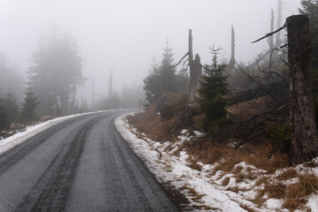 Brockenstraße führt in den Nebel