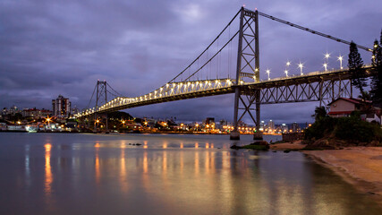 Fototapeta na wymiar noite em Florianópolis e as luzes refletidas no mar de sua ponte