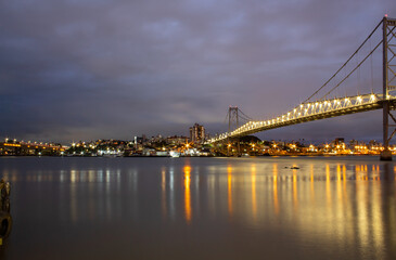 Fototapeta na wymiar luzes da noite em Florianópolis e suas pontes