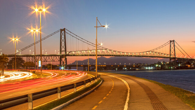   trafego de carros e o anoitecer em Florianópolis na avenida Beira-Mar Norte ao fundo a Ponte Hercílio Luz , Florianopolis, Santa Catarina, Brasil