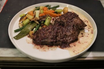 Tranche de foie de veau accompagnée de petits légumes, ville de Lyon, France