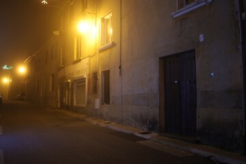 Petite rue typique de village dans la brume la nuit, ville de Millery, département du Rhône, France