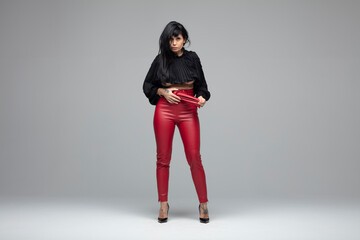 Femme rouge et noir