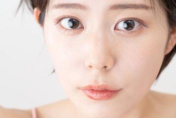 見つめる女性