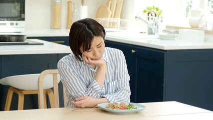 食事を我慢する女性　ダイエット　糖質制限