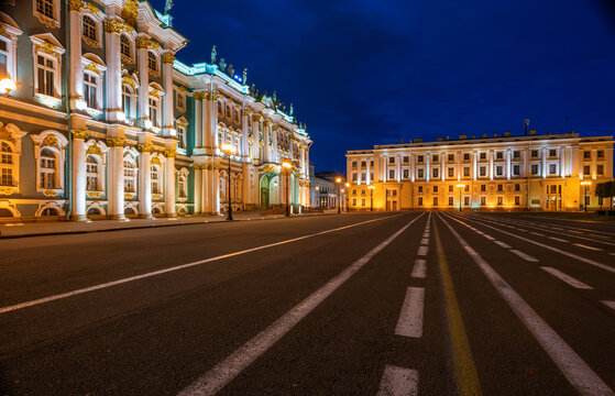 Architecture of St. Petersburg at night...