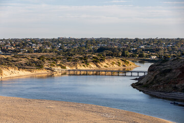 Obraz premium Sunrise over the onkaparinga river foot bridge located at port noarlunga south australia on january 16th 2022