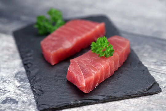 filet de thon sur fond noir	
