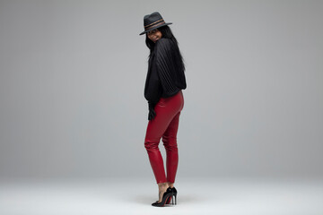 Femme rouge et noir