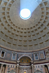 イタリア、ローマのパンテオン神殿の内部