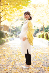 銀杏並木・妊婦の女性ポートレート