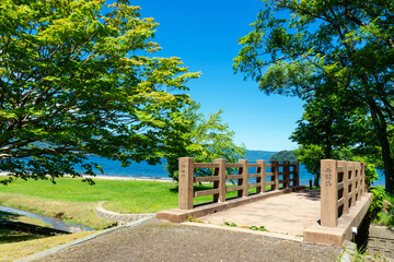 【十和田湖畔休屋】湖畔の中心地休屋を流れる「神田川」は青森県と秋田県の境川。架かる橋は両国橋