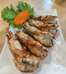 Famous food of Thailand. It's a medium grilled river prawn. The taste is very sweet and delicious. The distinctive feature is that there is a shrimp paste on the head. This is a recommended dish.