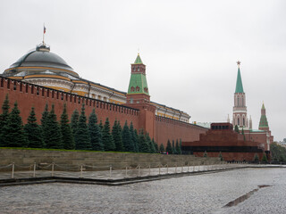 Obraz premium Moscow, Russia - October 5, 2021: View of the Moscow Kremlin and the mausoleum building on a rainy autumn day.