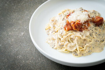 spaghetti with truffle cream sauce and mushroom