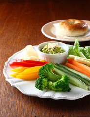 アボカドディップを添えたスティク野菜サラダとベーグル