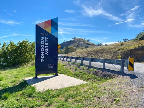 ALBURY, NEW SOUTH WALES, AUSTRALIA. - On January 16, 2022. -Welcome city sign Albury Wodonga near the freeway and green hills.