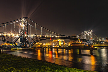 Kaiser Wilhelm Brücke zur blauen Stunde