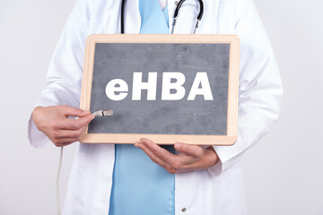 Arzt mit einer Tafel auf der eHBA steht für den elektronischen Heilberufe Ausweis