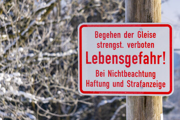 Ein befestigtes Hinweis und Lebensgefahr Schild in der Natur